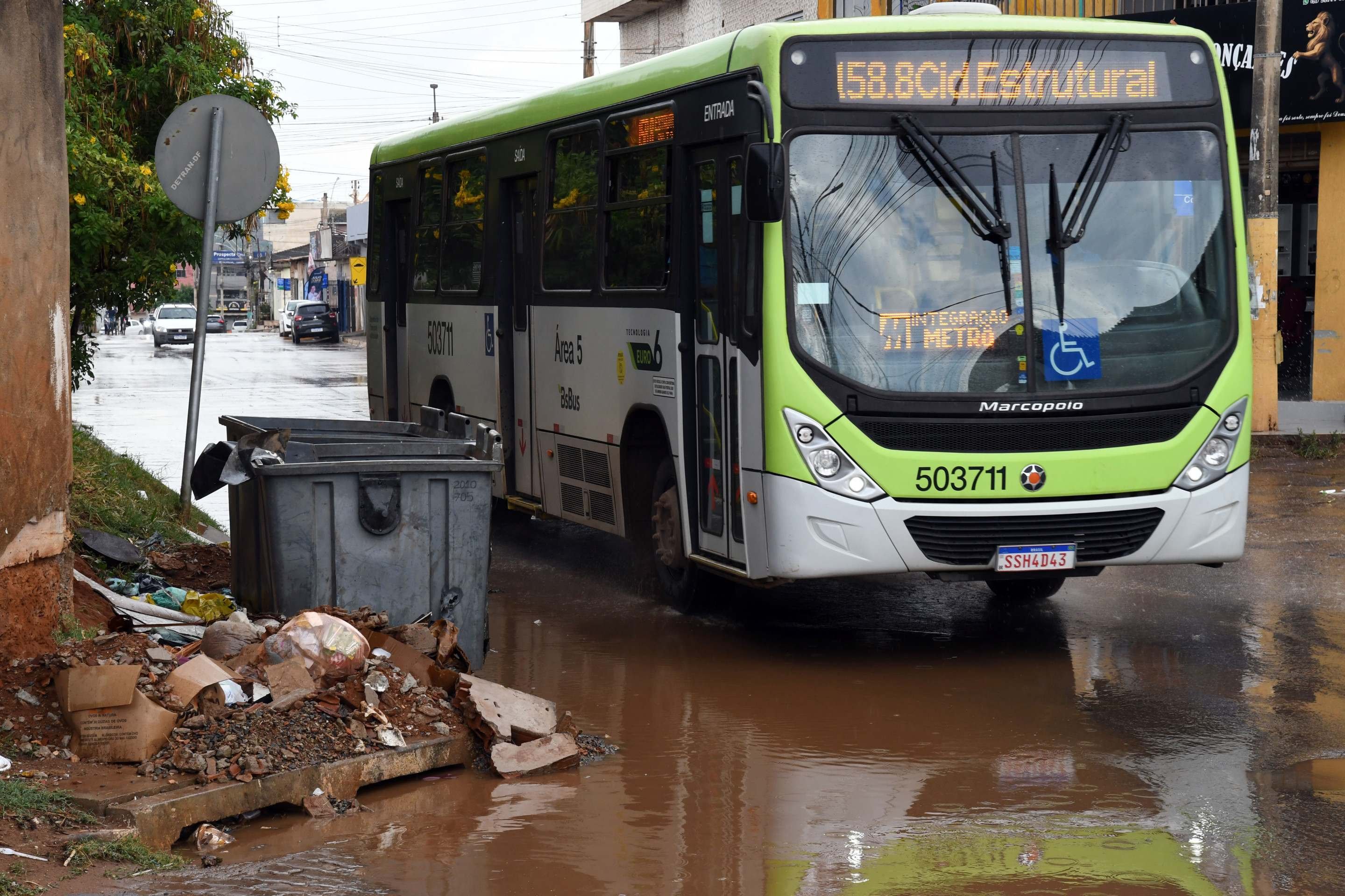 Po&ccedil;as d&aacute;gua tomam as ruas ap&oacute;s a chuva