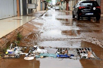 A reportagem esteve na última quarta-feira na Cidade Estrutural, onde tinha acabado de chover no início da tarde - (crédito: Fotos: Marcelo Ferreira/CB/D.A Press) A reportagem esteve na última quarta-feira na Cidade Estrutural, onde tinha acabado de chover no início da tarde - (crédito: Fotos: Marcelo Ferreira/CB/D.A Press)