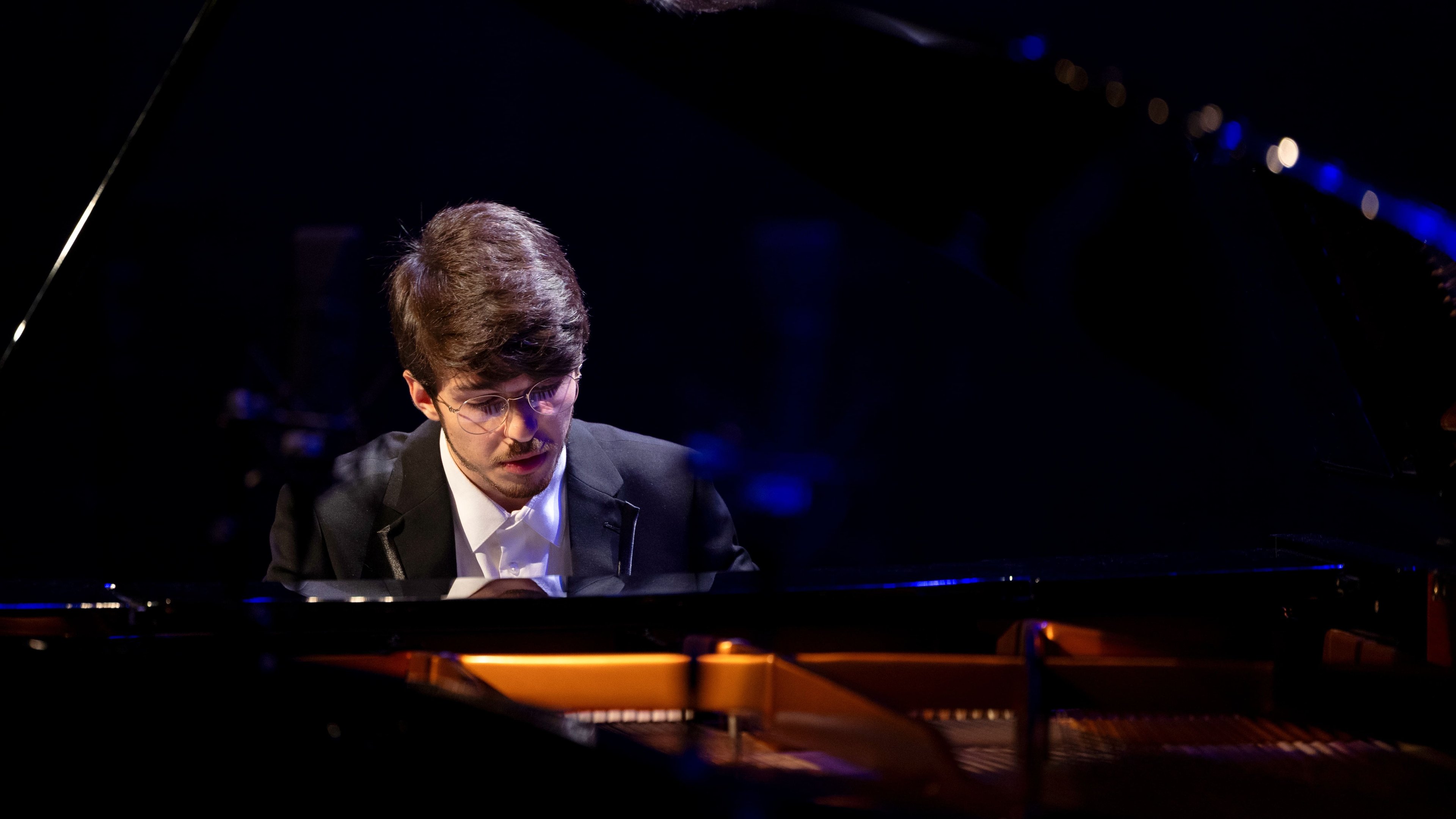 Pianista Martim Almeida se concentra ao piano para recital em Brasília - (crédito: Divulgação) Pianista Martim Almeida se concentra ao piano para recital em Brasília - (crédito: Divulgação)