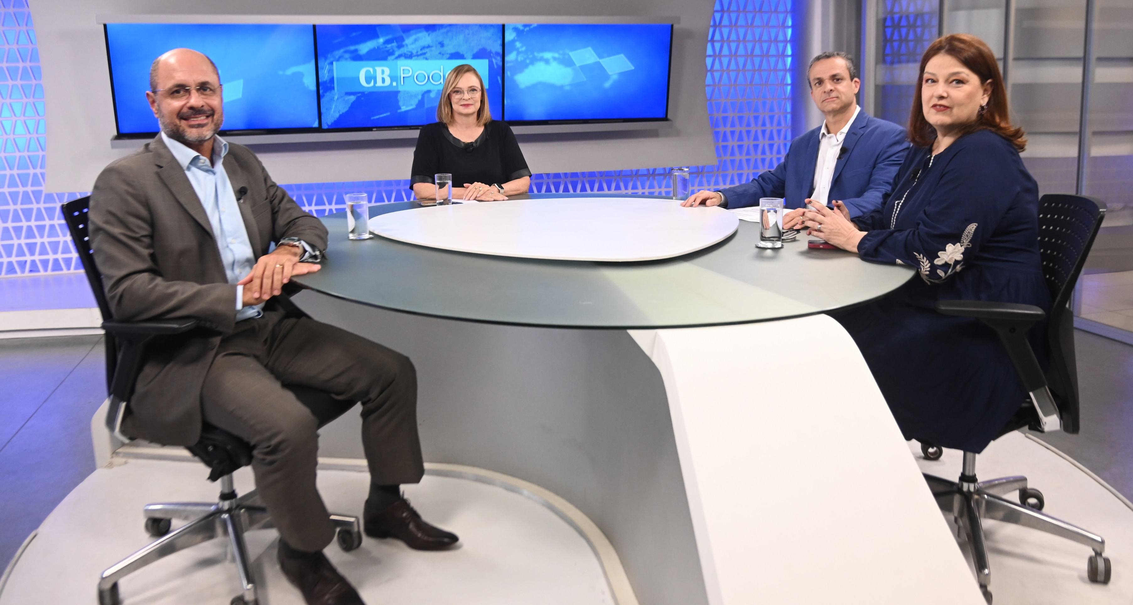 Alexandre Garcia, CEO da Opini&atilde;o Intelig&ecirc;ncia Pol&iacute;tica, e Carlos Andr&eacute; Machado, diretor de neg&oacute;cios do instituto, s&atilde;o os entrevistados do CB.Poder. Na bancada: Denise Rothenburg e Ana Maria Campos 
       -  (crédito:  Ed Alves/CB/D.A Press)