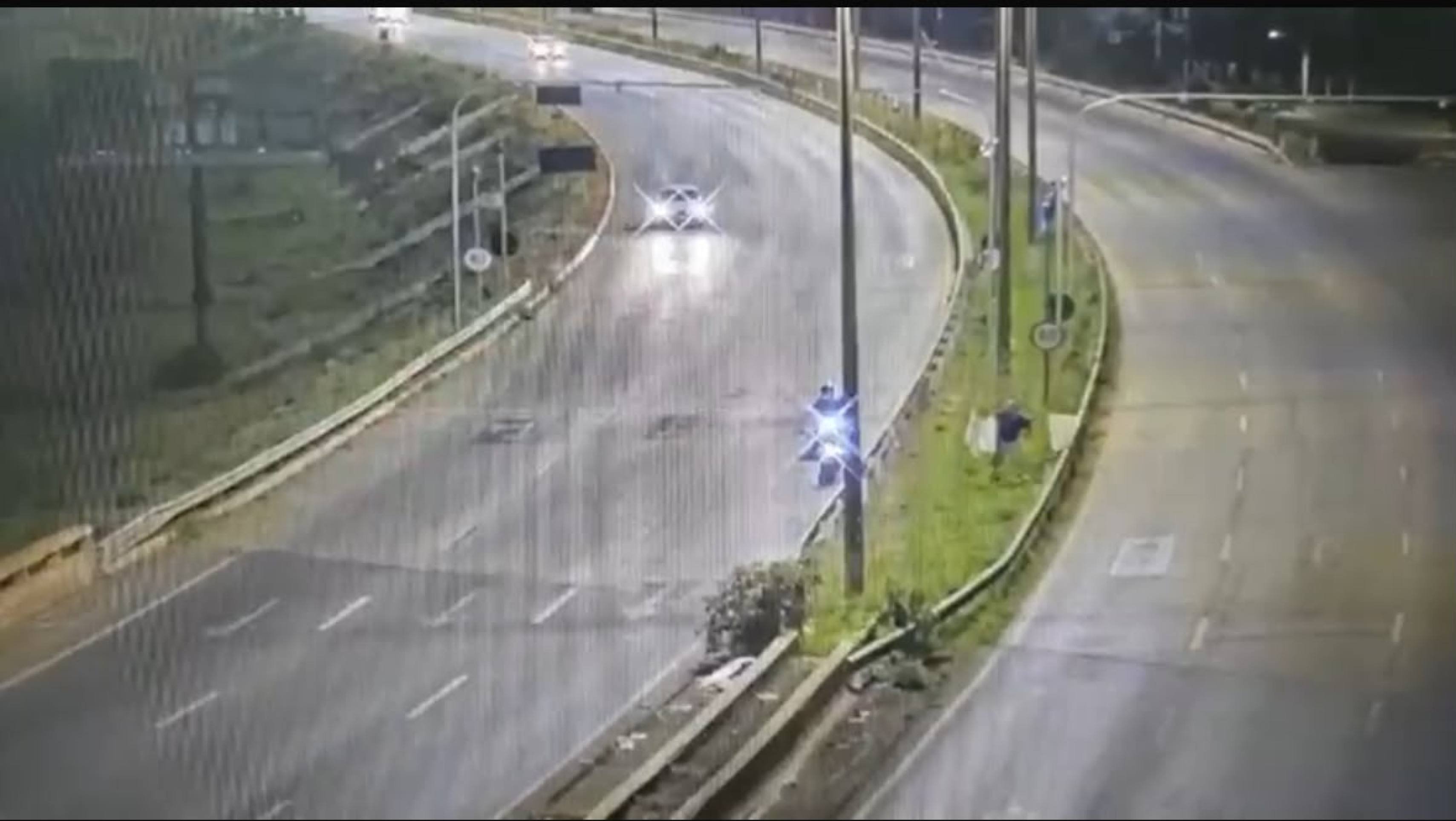 Vídeo: câmera flagra vândalos destruindo material de campanha de candidato