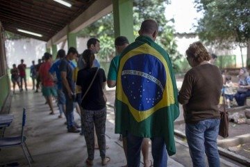 Flávio lidera nas pesquisas de intenção de voto entre evangélicos e Lula entre os católicos, mas curva do candidato do PL entre evangélicos pareceu ter ficado mais desfavorável nos últimos dias - (crédito: Getty Images) Flávio lidera nas pesquisas de intenção de voto entre evangélicos e Lula entre os católicos, mas curva do candidato do PL entre evangélicos pareceu ter ficado mais desfavorável nos últimos dias - (crédito: Getty Images)