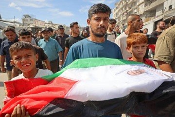 Palestinos participam de um cortejo fúnebre coletivo no bairro de al-Yarmouk, em Gaza, em 1º de outubro de 2026, após o resgate de 105 corpos de sob os escombros do complexo residencial al-Taj, destruído por ataques israelenses três anos antes. - (crédito: AFP) Palestinos participam de um cortejo fúnebre coletivo no bairro de al-Yarmouk, em Gaza, em 1º de outubro de 2026, após o resgate de 105 corpos de sob os escombros do complexo residencial al-Taj, destruído por ataques israelenses três anos antes. - (crédito: AFP)