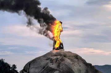 A estátua foi tomada pelas chamas - (crédito: Reprodução/Redes Sociais ) A estátua foi tomada pelas chamas - (crédito: Reprodução/Redes Sociais )
