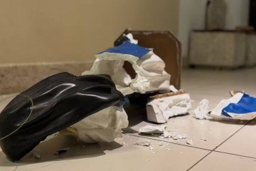 Imagem de Santa Dulce foi encontrada quebrada dento de igreja em Salvador no fim do mês passado
- (crédito: Paróquia Jesus Cristo Ressuscitado/Divulgação) Imagem de Santa Dulce foi encontrada quebrada dento de igreja em Salvador no fim do mês passado
- (crédito: Paróquia Jesus Cristo Ressuscitado/Divulgação)