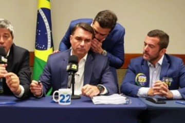 Carlos Portinho(PL-RJ), Flávio Bolsonaro(PL), Pablo Marçal e Carlos Jordy(PL-RJ) após cancelamento de debate da Globo. -  (crédito: Reprodução/YouTube)