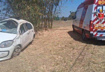 Os militares localizaram um Volkswagen Up branco capotado, com avarias no para-brisa e pneus -  (crédito: Divulga&ccedil;&atilde;o/CBMDF) -Os militares localizaram um Volkswagen Up branco capotado, com avarias no para-brisa e pneus -  (crédito: Divulga&ccedil;&atilde;o/CBMDF)