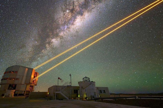Os quatro telescópios principais que compõem o VLT podem disparar lasers - (crédito: A Berdeu/OES) Os quatro telescópios principais que compõem o VLT podem disparar lasers - (crédito: A Berdeu/OES)