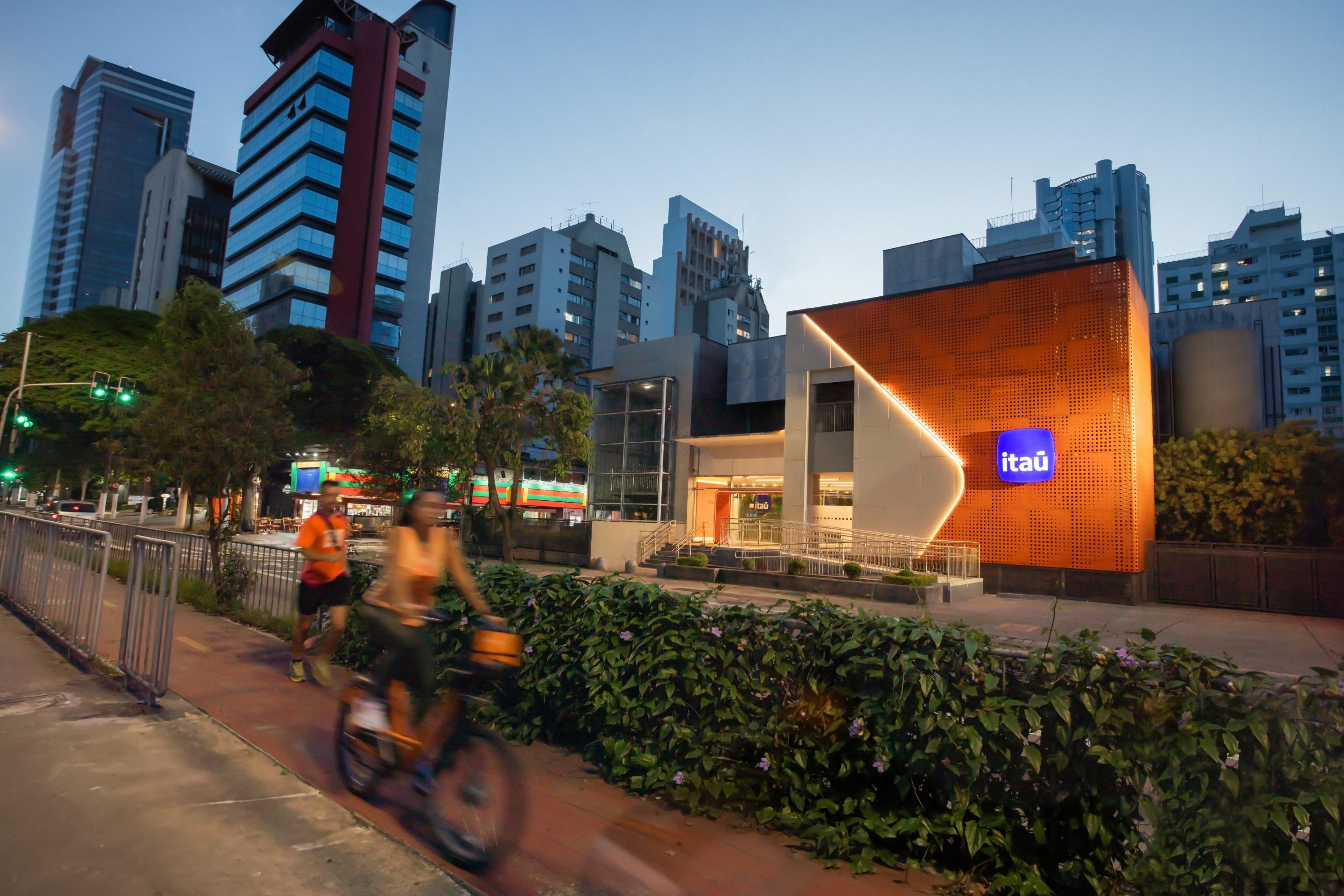 Itaú lança programa gratuito de especialização de IA e programação em Java