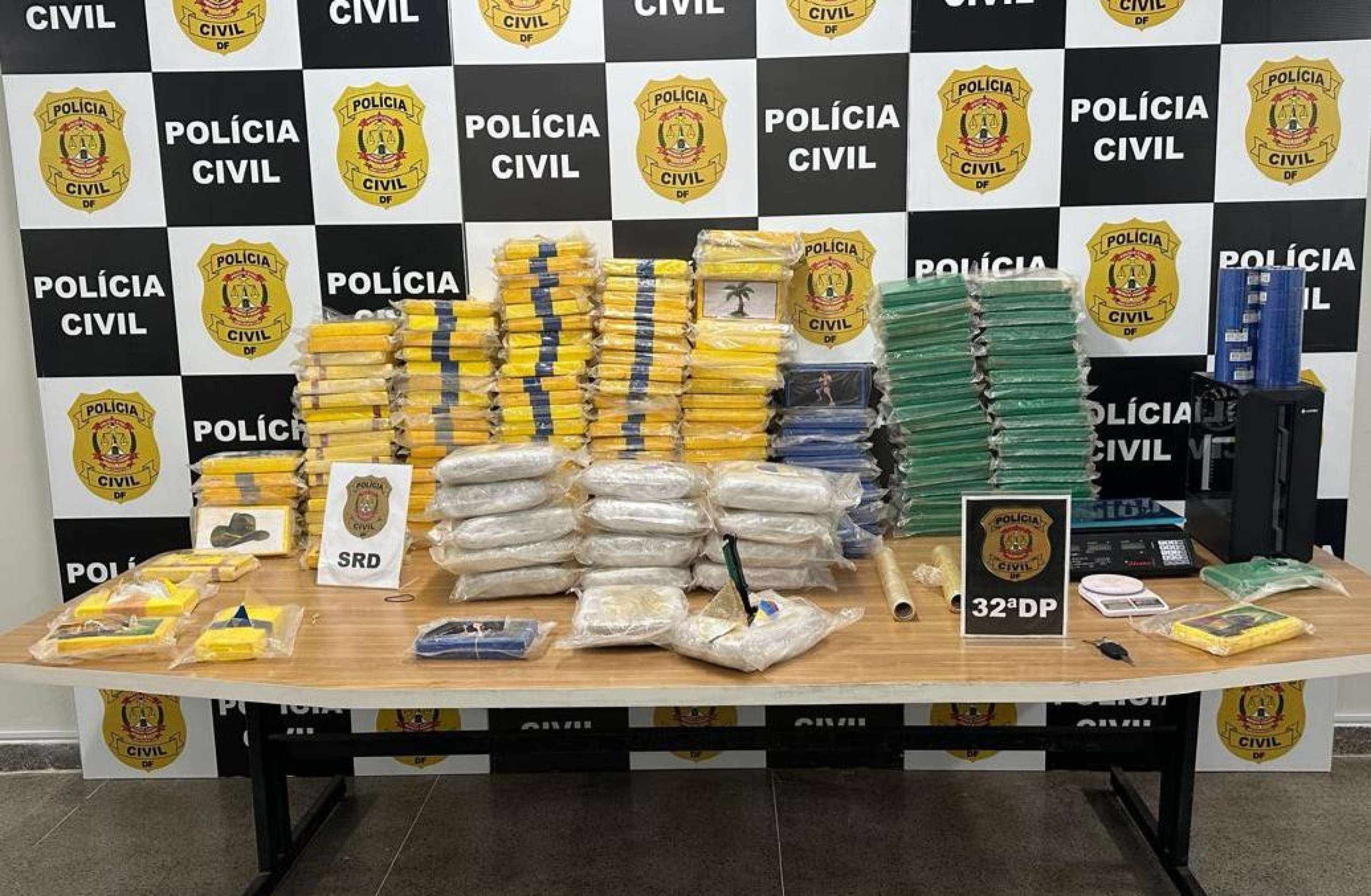 O ve&iacute;culo estava carregado com coca&iacute;na e skunk