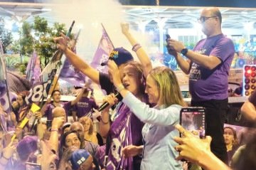 Celina comemora passos finais de campanha em Ceilândia
- (crédito: Luiz Fellipe Alves/CB/DA Press) Celina comemora passos finais de campanha em Ceilândia
- (crédito: Luiz Fellipe Alves/CB/DA Press)
