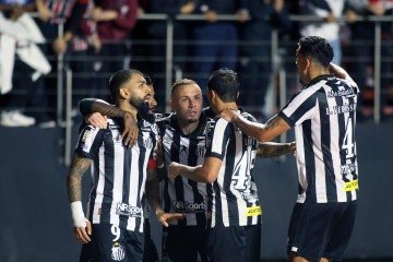 Os protestos do São Paulo aconteceram no MorumBIS durante a derrota por 2 x 1 para o Santos pelo Brasileirão - (crédito: Luccas Souza/ESTADÃO CONTEÚDO) Os protestos do São Paulo aconteceram no MorumBIS durante a derrota por 2 x 1 para o Santos pelo Brasileirão - (crédito: Luccas Souza/ESTADÃO CONTEÚDO)
