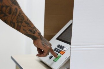 Os portões dos locais de votação fecham às 17h de domingo (4/10) - (crédito: Rovena Rosa/Agência Brasil) Os portões dos locais de votação fecham às 17h de domingo (4/10) - (crédito: Rovena Rosa/Agência Brasil)