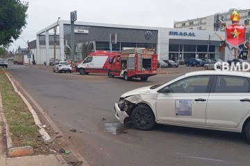 Segundo o Corpo de Bombeiros do Distrito Federal (CBMDF), o acidente deixou duas pessoas feridas - (crédito: Divulgação/CBMDF) Segundo o Corpo de Bombeiros do Distrito Federal (CBMDF), o acidente deixou duas pessoas feridas - (crédito: Divulgação/CBMDF)