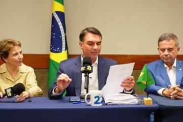Senadora Tereza Cristina (PP-MS) ao lado do candidato Flávio Bolsonaro (PL) e do coordenador de sua campanha, senador Rogério Marinho (PL-RN) - (crédito: Reprodução/YouTube) Senadora Tereza Cristina (PP-MS) ao lado do candidato Flávio Bolsonaro (PL) e do coordenador de sua campanha, senador Rogério Marinho (PL-RN) - (crédito: Reprodução/YouTube)