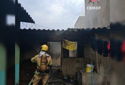 De acordo com o Corpo de Bombeiros Militar do Distrito Federal (CBMDF), um gato morreu no local por conta das chamas -  (crédito: Divulgação/CBMDF) -De acordo com o Corpo de Bombeiros Militar do Distrito Federal (CBMDF), um gato morreu no local por conta das chamas -  (crédito: Divulgação/CBMDF)