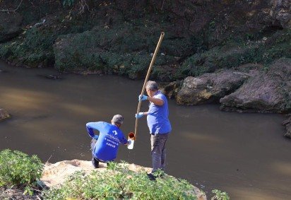 Foram coletadas amostras de água em diferentes locais que servirão para análise das condições do Rio Melchior e dos efluentes lançados no local
 -  (crédito:  Divulgação: MPDFT) -Foram coletadas amostras de água em diferentes locais que servirão para análise das condições do Rio Melchior e dos efluentes lançados no local
 -  (crédito:  Divulgação: MPDFT)