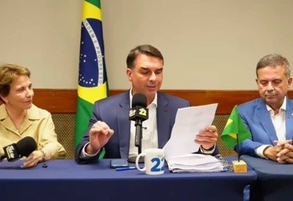 Coordenação da campanha bolsonarista: telefonemas para reduzir o desconforto provocado pela declaração do primogênito de Jair -  (crédito: Reprodu&ccedil;&atilde;o/YouTube) -Coordenação da campanha bolsonarista: telefonemas para reduzir o desconforto provocado pela declaração do primogênito de Jair -  (crédito: Reprodu&ccedil;&atilde;o/YouTube)