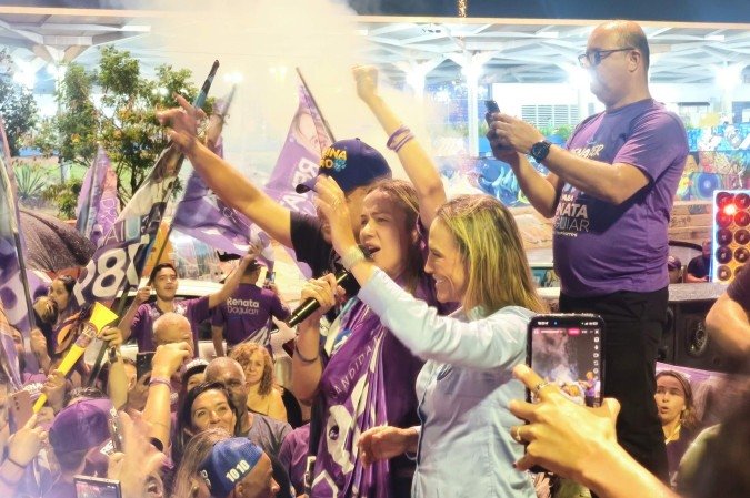 Celina comemora passos finais de campanha em Ceilândia
- (crédito: Luiz Fellipe Alves/CB/DA Press) Celina comemora passos finais de campanha em Ceilândia
- (crédito: Luiz Fellipe Alves/CB/DA Press)