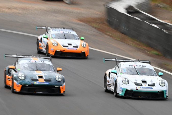 Os pegas foram as atrações de ontem no treino e farão muito barulho hoje à tarde no Autódromo Internacional de Brasília - (crédito: Carlos Vieira/CB/D.A Press) Os pegas foram as atrações de ontem no treino e farão muito barulho hoje à tarde no Autódromo Internacional de Brasília - (crédito: Carlos Vieira/CB/D.A Press)