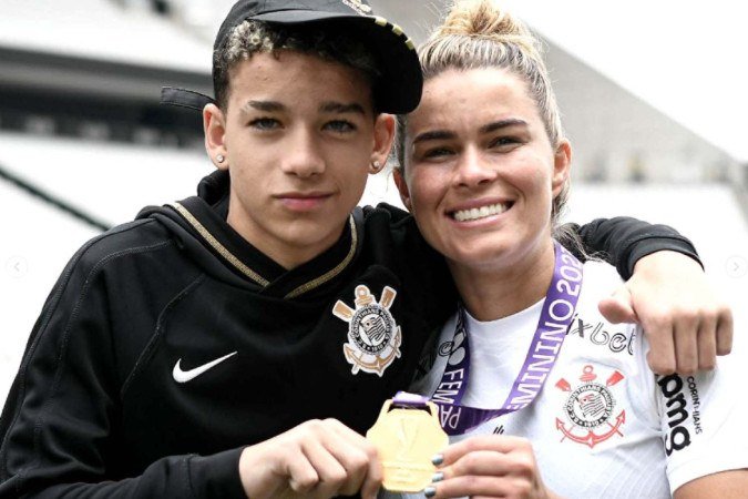 A lateral Tamires e o filho: o Corinthians tem três mamães no elenco 