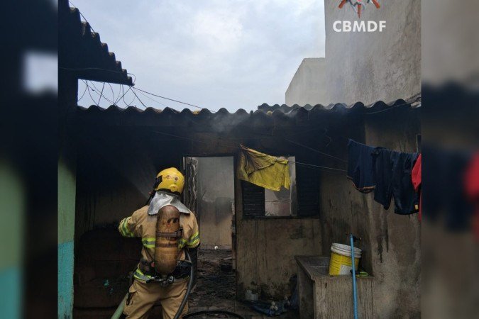 De acordo com o Corpo de Bombeiros Militar do Distrito Federal (CBMDF), um gato morreu no local por conta das chamas - (crédito: Divulgação/CBMDF) De acordo com o Corpo de Bombeiros Militar do Distrito Federal (CBMDF), um gato morreu no local por conta das chamas - (crédito: Divulgação/CBMDF)