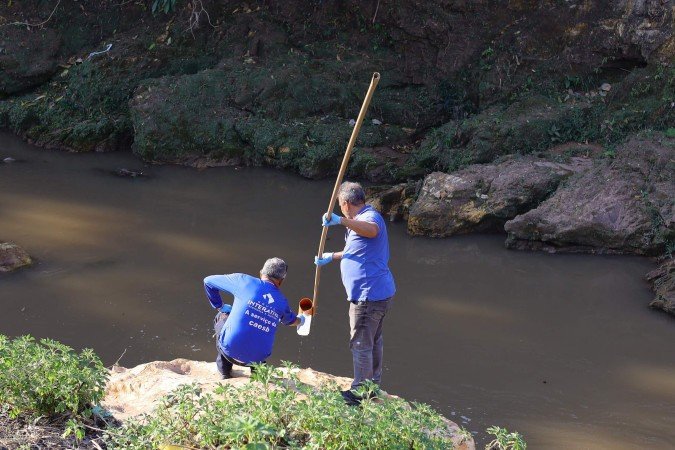 Foram coletadas amostras de água em diferentes locais que servirão para análise das condições do Rio Melchior e dos efluentes lançados no local
- (crédito: Divulgação: MPDFT) Foram coletadas amostras de água em diferentes locais que servirão para análise das condições do Rio Melchior e dos efluentes lançados no local
- (crédito: Divulgação: MPDFT)