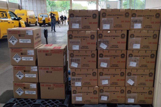 TRE-DF inicia distribuição de urnas eletrônicas aos locais de votação nesta sexta - (crédito: Ed Alves/CB/D.A Press) TRE-DF inicia distribuição de urnas eletrônicas aos locais de votação nesta sexta - (crédito: Ed Alves/CB/D.A Press)