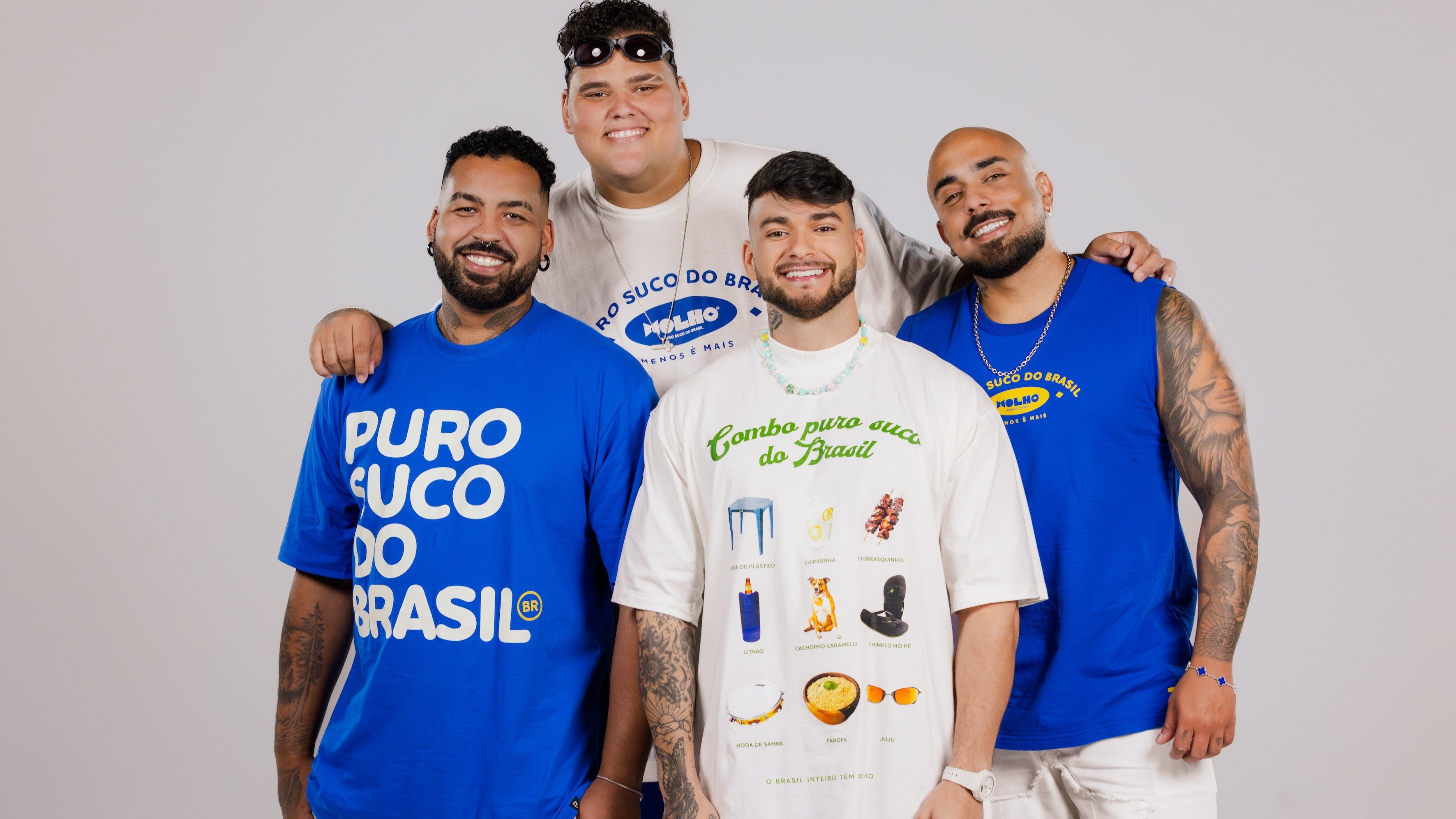 O grupo de pagode Menos é Mais posa para foto após assinar contrato com a Abramus - (crédito: Divulgação) O grupo de pagode Menos é Mais posa para foto após assinar contrato com a Abramus - (crédito: Divulgação)