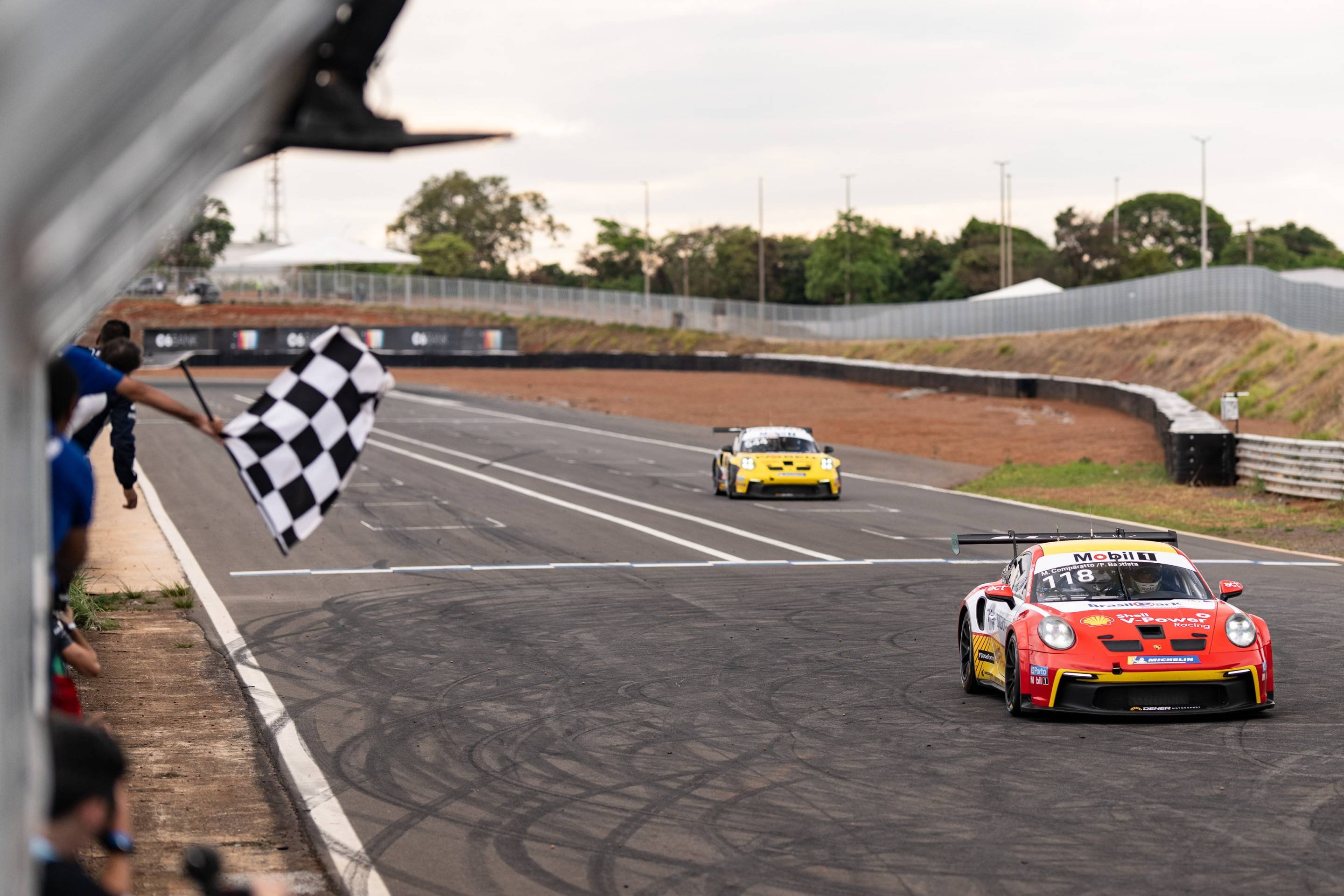 Matheus Comparatto e Felipe Baptista levam a Shell ao lugar mais alto do p&oacute;dio na etapa de Bras&iacute;lia da Porsche Endurance. Dupla da Shell triunfa pela primeira vez na temporada e assume a lideran&ccedil;a do campeonato