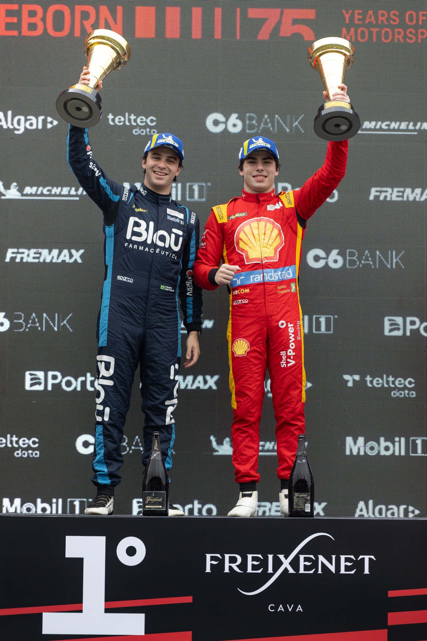  Matheus Comparatto e Felipe Baptista levam a Shell ao lugar mais alto do p&oacute;dio na etapa de Bras&iacute;lia da Porsche Endurance. Dupla da Shell triunfa pela primeira vez na temporada e assume a lideran&ccedil;a do campeonato