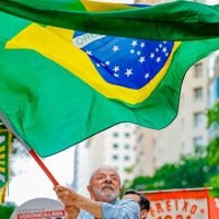 Lula durante ato de encerramento da campanha em São Paulo, neste sábado: liderança nas pesquisas -  (crédito: Ricardo Stuckert)