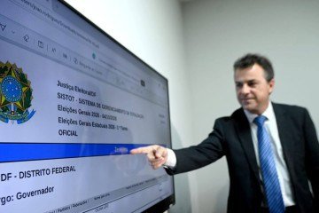 Andrey Bernardes mostrou como funciona o sistema que irá contabilizar os votos - (crédito: Ed Alves/CB/DA Press) Andrey Bernardes mostrou como funciona o sistema que irá contabilizar os votos - (crédito: Ed Alves/CB/DA Press)