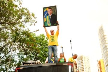 Flávio Bolsonaro mostra a foto do pai, durante comício em Goiânia, na sexta-feira - (crédito: Charles Vieira) Flávio Bolsonaro mostra a foto do pai, durante comício em Goiânia, na sexta-feira - (crédito: Charles Vieira)