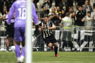 O meia Bernard parte para celebrar o gol da vitória do Galo na Arena MRV - (crédito: Pedro Souza/Atletico-MG) O meia Bernard parte para celebrar o gol da vitória do Galo na Arena MRV - (crédito: Pedro Souza/Atletico-MG)