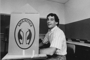 Ex-ministro do TSE, Carlos Velloso, vota em urna eletrônica na estreia do aparelho, em 1996 - (crédito: Divulgação/TRE-SP) Ex-ministro do TSE, Carlos Velloso, vota em urna eletrônica na estreia do aparelho, em 1996 - (crédito: Divulgação/TRE-SP)