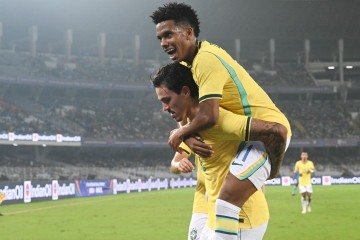Pedro e Estêvão comemoram o gol do centroavante após passe do meia-atacante para o centroavante - (crédito: Dibyangshu Sarkar/AFP) Pedro e Estêvão comemoram o gol do centroavante após passe do meia-atacante para o centroavante - (crédito: Dibyangshu Sarkar/AFP)