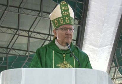 Dom Adair José Guimarães, da diocese de Formosa/GO, durante primeiro dia da novena de Nossa Senhora Aparecida na Catedral  -  (crédito: Reprodução/Youtube)