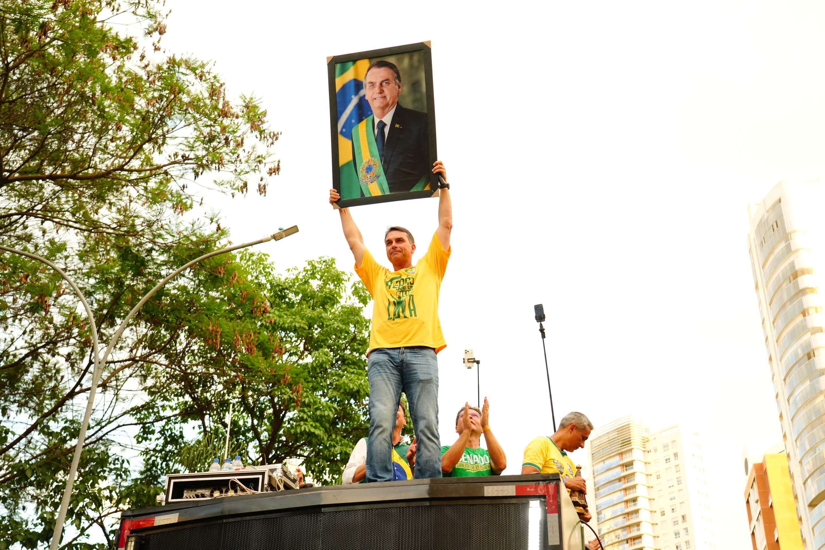 Flávio vai da política do Rio de Janeiro à disputa presidencial