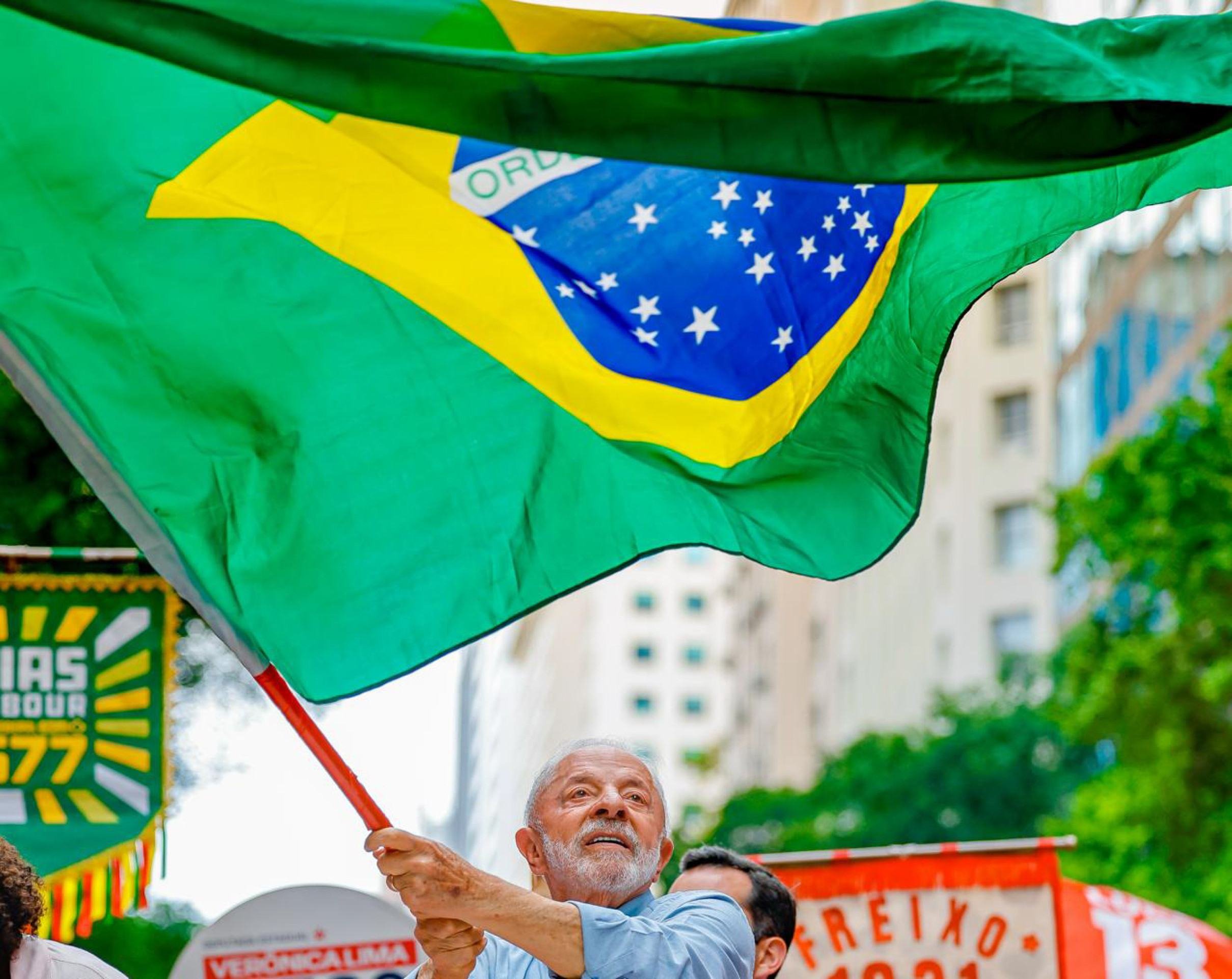 Lula concorre em busca do quarto mandato em sete candidaturas