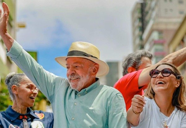 Lula sorri e acena em evento de campanha neste s&aacute;bado, em S&atilde;o Paulo, enquanto equipe jur&iacute;dica contesta interfer&ecirc;ncia externa nas elei&ccedil;&otilde;es brasileiras -  (crédito: Ricardo Stuckert)
