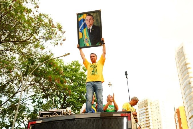 Flávio Bolsonaro mostra a foto do pai, durante comício em Goiânia, na sexta-feira - (crédito: Charles Vieira) Flávio Bolsonaro mostra a foto do pai, durante comício em Goiânia, na sexta-feira - (crédito: Charles Vieira)