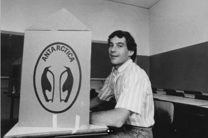 Ex-ministro do TSE, Carlos Velloso, vota em urna eletrônica na estreia do aparelho, em 1996 - (crédito: Divulgação/TRE-SP) Ex-ministro do TSE, Carlos Velloso, vota em urna eletrônica na estreia do aparelho, em 1996 - (crédito: Divulgação/TRE-SP)