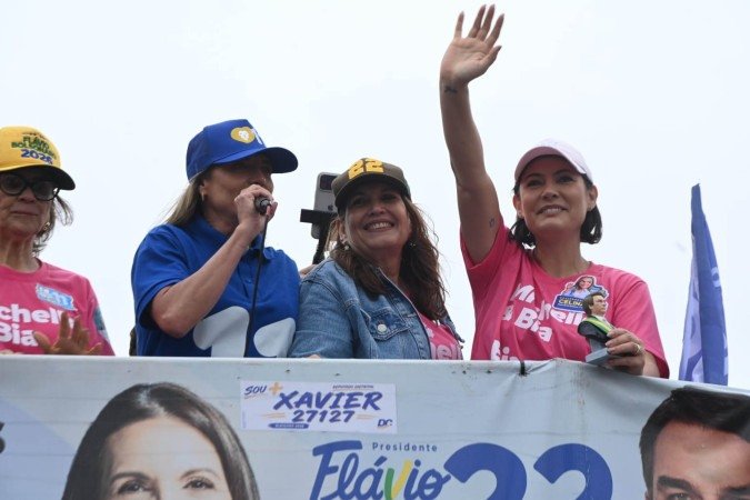 Bia Kicis (PL) participa de "Motociata da Liberdade", ao lado de Celina Leão (PP), à esquerda, e Michelle Bolsonaro (PL), à direita - (crédito: Ed Alves/CB/DA.Press) Bia Kicis (PL) participa de "Motociata da Liberdade", ao lado de Celina Leão (PP), à esquerda, e Michelle Bolsonaro (PL), à direita - (crédito: Ed Alves/CB/DA.Press)