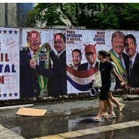 Muro com críticas alusivas à relação entre Donald Trump e Flávio Bolsonaro, em São Paulo  -  (crédito:  Pablo Porciuncula/AFP)