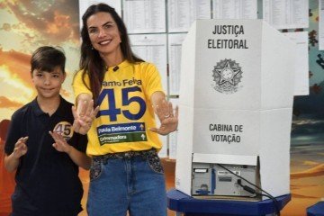 iferente de outros candidatos, Paula Belmonte optou por aguardar na fila comum com os eleitores, distribuindo acenos e abraços - (crédito: Marcelo Ferreira) iferente de outros candidatos, Paula Belmonte optou por aguardar na fila comum com os eleitores, distribuindo acenos e abraços - (crédito: Marcelo Ferreira)