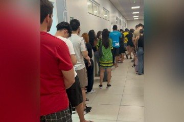 Eleitores enfrentam filas de até uma hora para votar em Águas Claras
- (crédito: Eduarda Brandão/CB/DA Press) Eleitores enfrentam filas de até uma hora para votar em Águas Claras
- (crédito: Eduarda Brandão/CB/DA Press)
