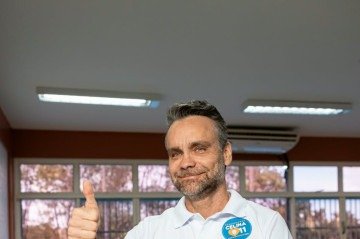 Candidato a vice-governador de Celina Leão vota no Lago Sul
- (crédito: Matheus Maranhão) Candidato a vice-governador de Celina Leão vota no Lago Sul
- (crédito: Matheus Maranhão)