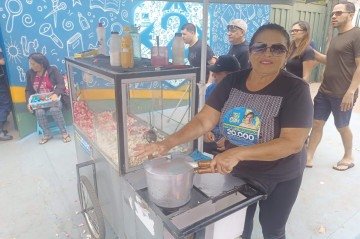 Maria Josilene, 57, perdeu as contas de quantas panelas de pipoca preparou durante a manhã - (crédito: João Pedro Alves/CB/DA Press) Maria Josilene, 57, perdeu as contas de quantas panelas de pipoca preparou durante a manhã - (crédito: João Pedro Alves/CB/DA Press)