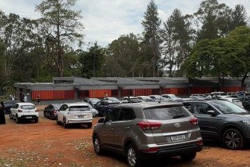 Votantes passam mais de 1 hora e meia aguardando para votarem
- (crédito: Gabriela Cidade/ CB/ DA Press) Votantes passam mais de 1 hora e meia aguardando para votarem
- (crédito: Gabriela Cidade/ CB/ DA Press)